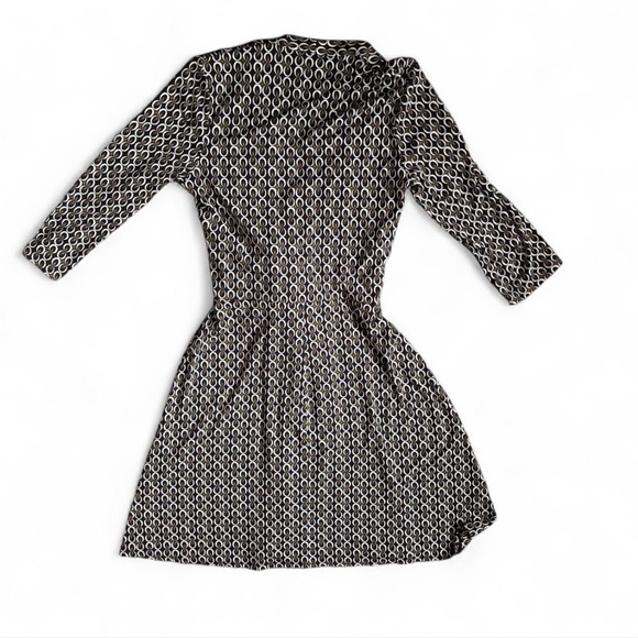 Elegant Geometric Midi Dress in Black and White - Picture 2 of 3